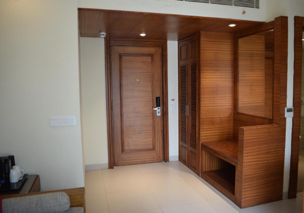 Sea Breeze Max Resort & Spa Мадгаон Екстериор снимка