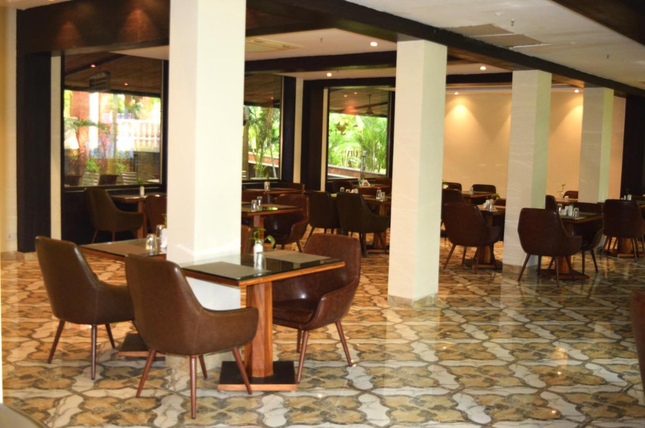 Sea Breeze Max Resort & Spa Мадгаон Екстериор снимка