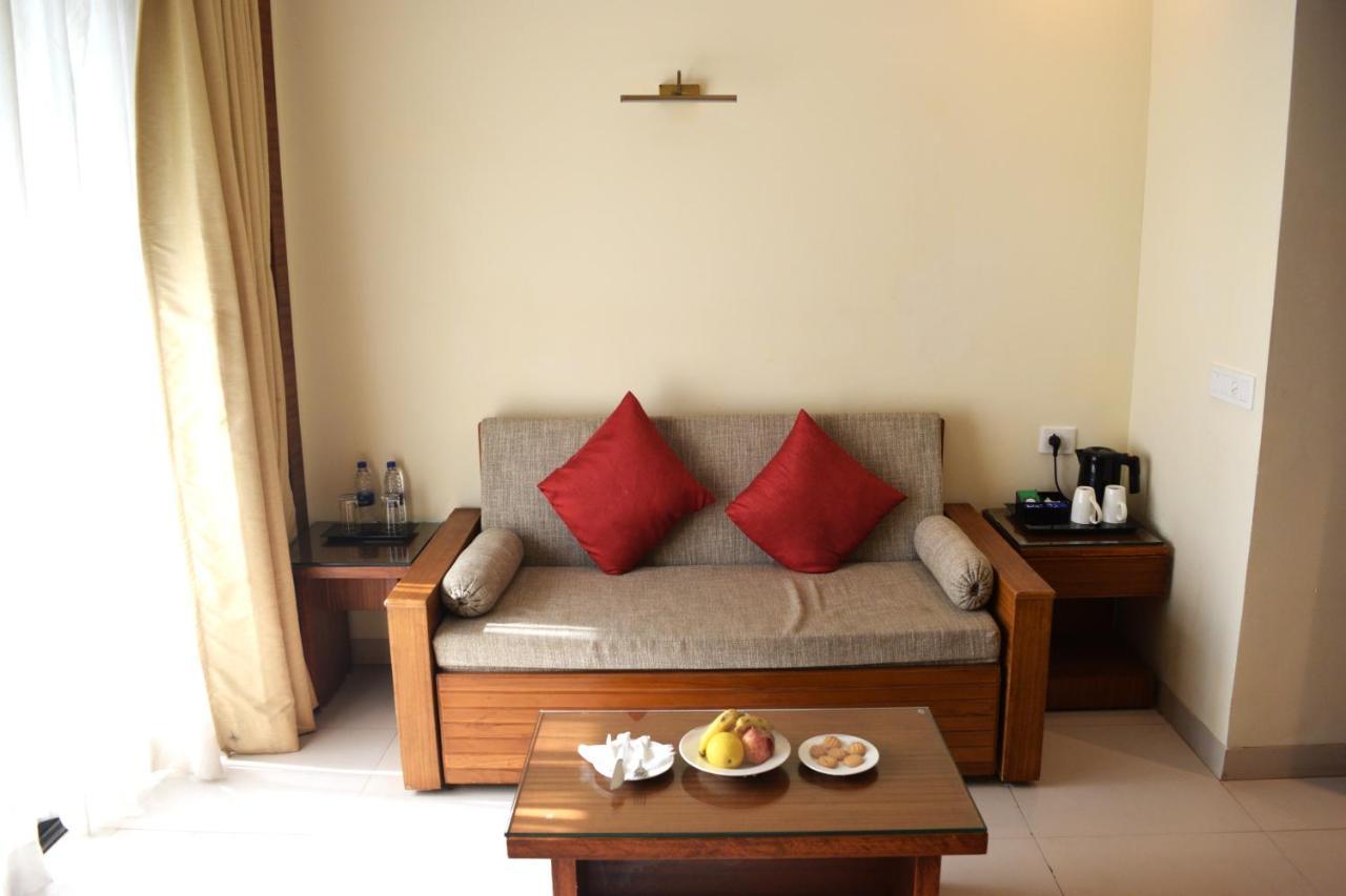 Sea Breeze Max Resort & Spa Мадгаон Екстериор снимка