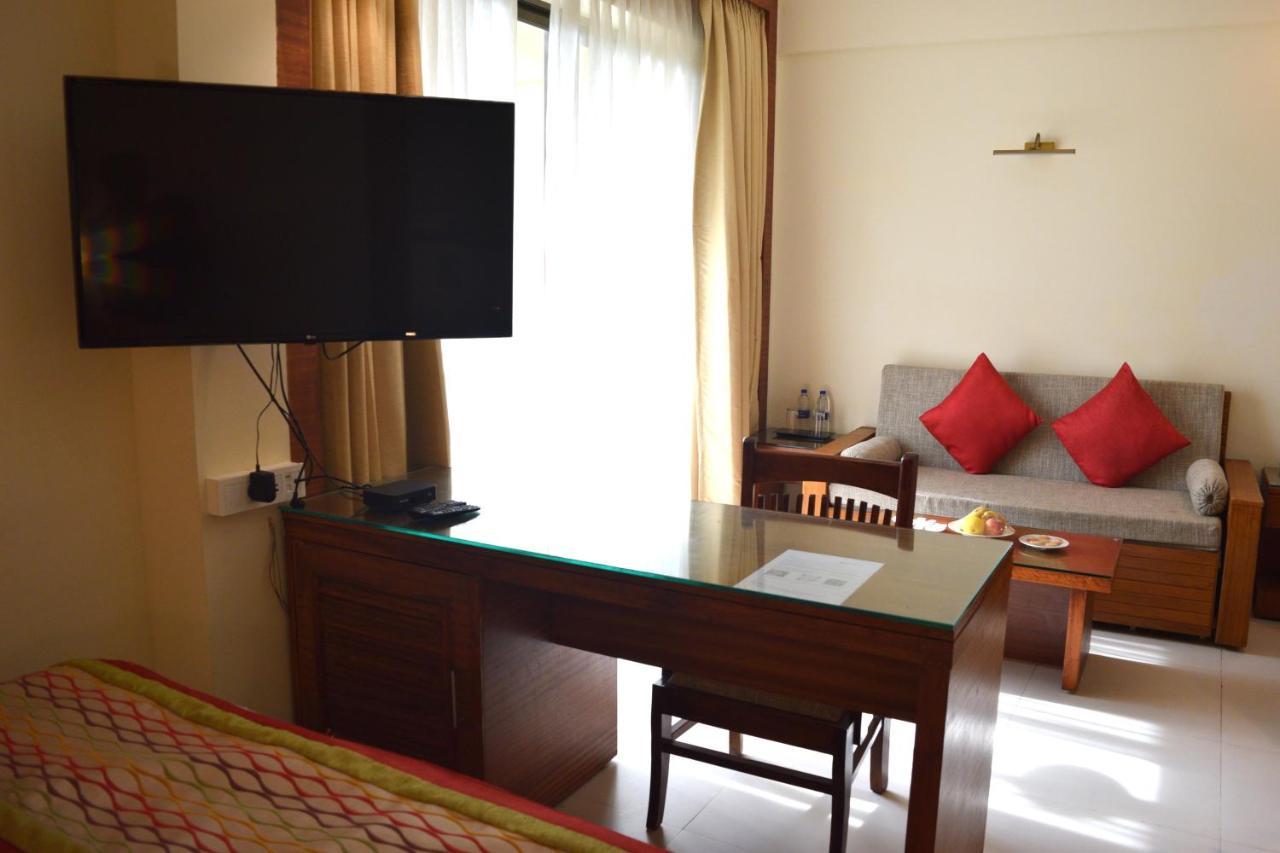 Sea Breeze Max Resort & Spa Мадгаон Екстериор снимка