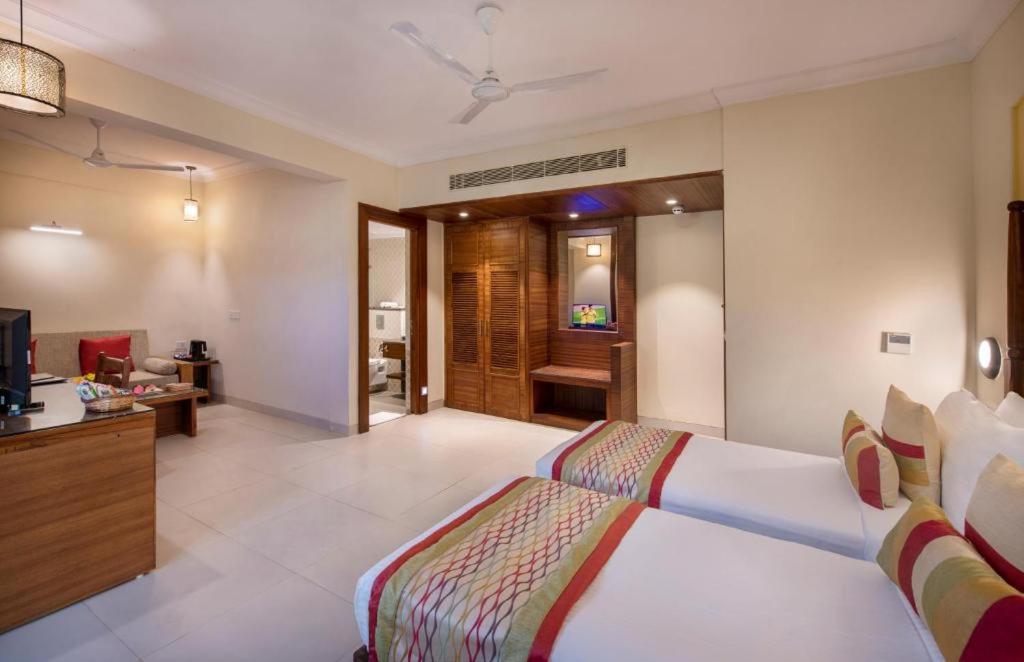 Sea Breeze Max Resort & Spa Мадгаон Екстериор снимка