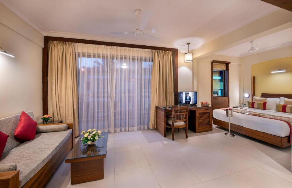 Sea Breeze Max Resort & Spa Мадгаон Екстериор снимка