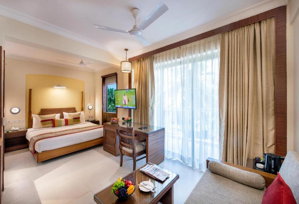 Sea Breeze Max Resort & Spa Мадгаон Екстериор снимка