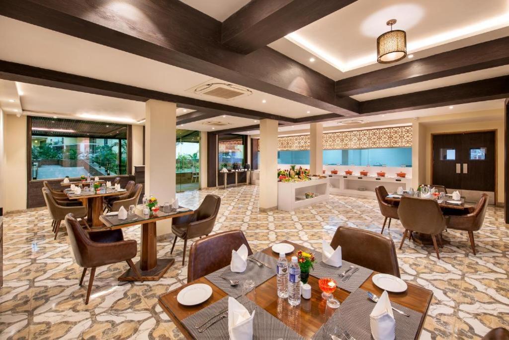 Sea Breeze Max Resort & Spa Мадгаон Екстериор снимка