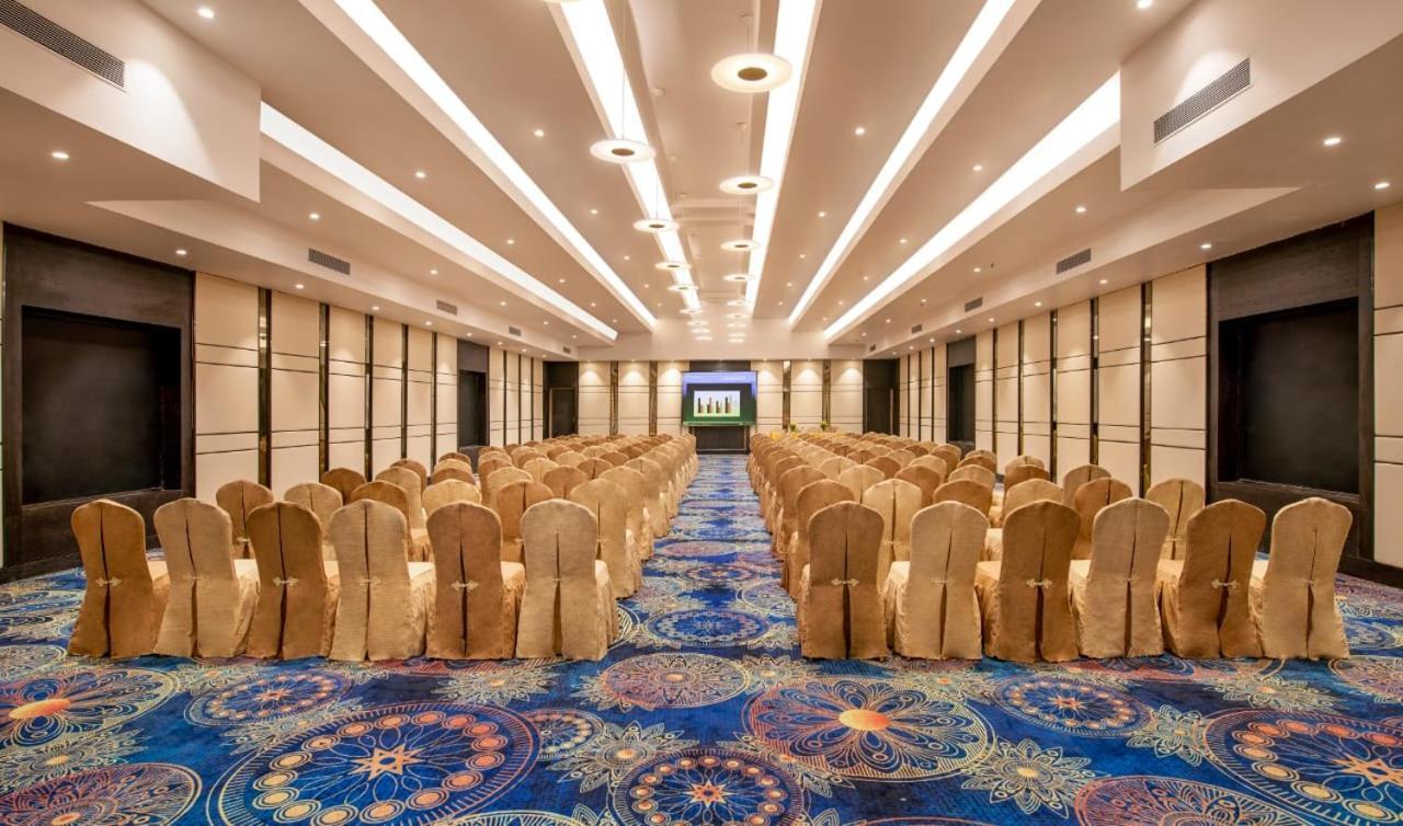 Sea Breeze Max Resort & Spa Мадгаон Екстериор снимка