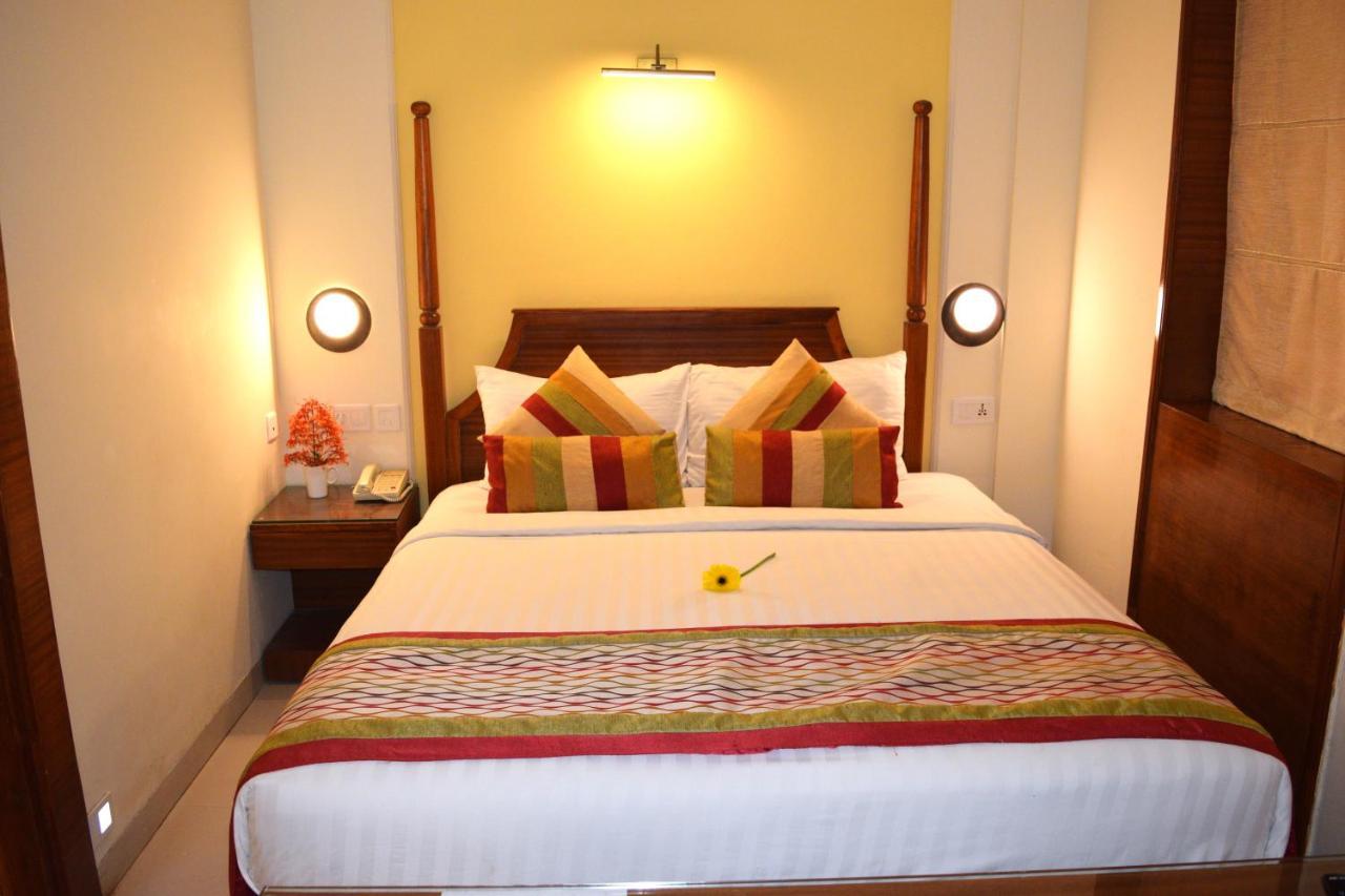 Sea Breeze Max Resort & Spa Мадгаон Екстериор снимка