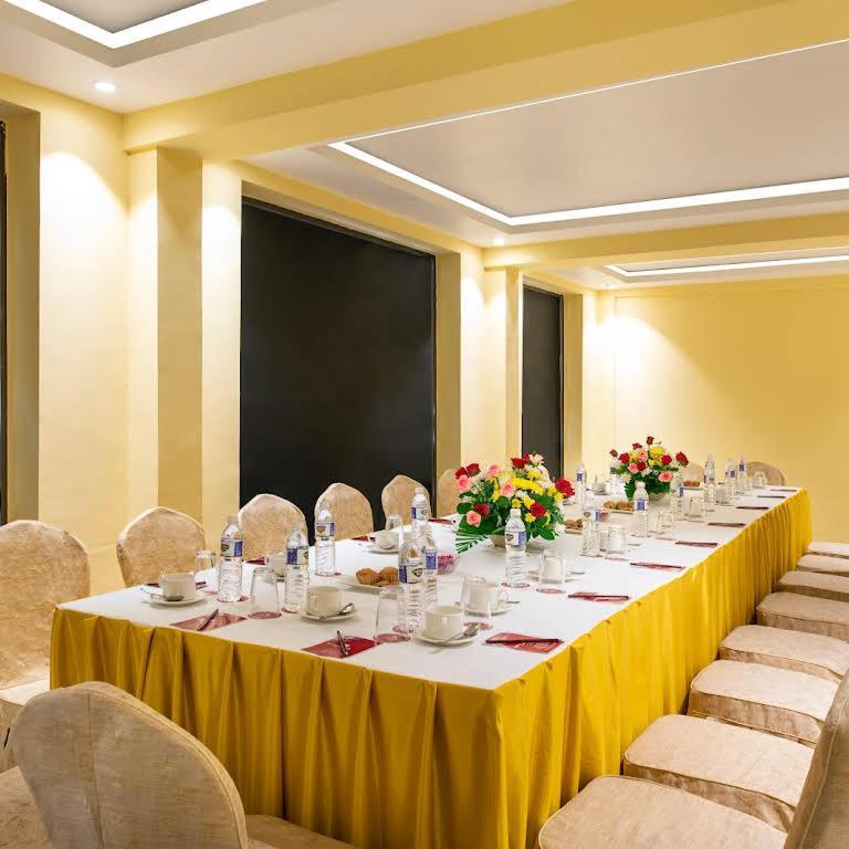 Sea Breeze Max Resort & Spa Мадгаон Екстериор снимка