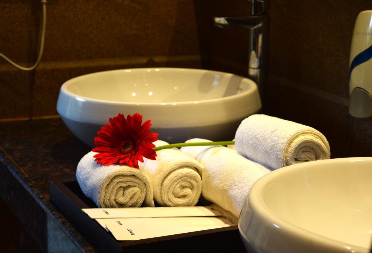 Sea Breeze Max Resort & Spa Мадгаон Екстериор снимка