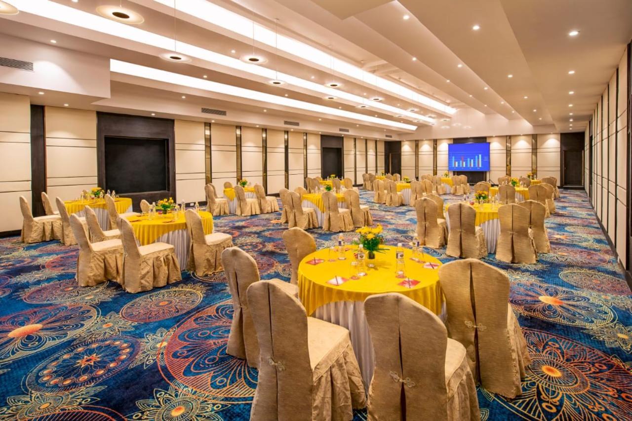 Sea Breeze Max Resort & Spa Мадгаон Екстериор снимка