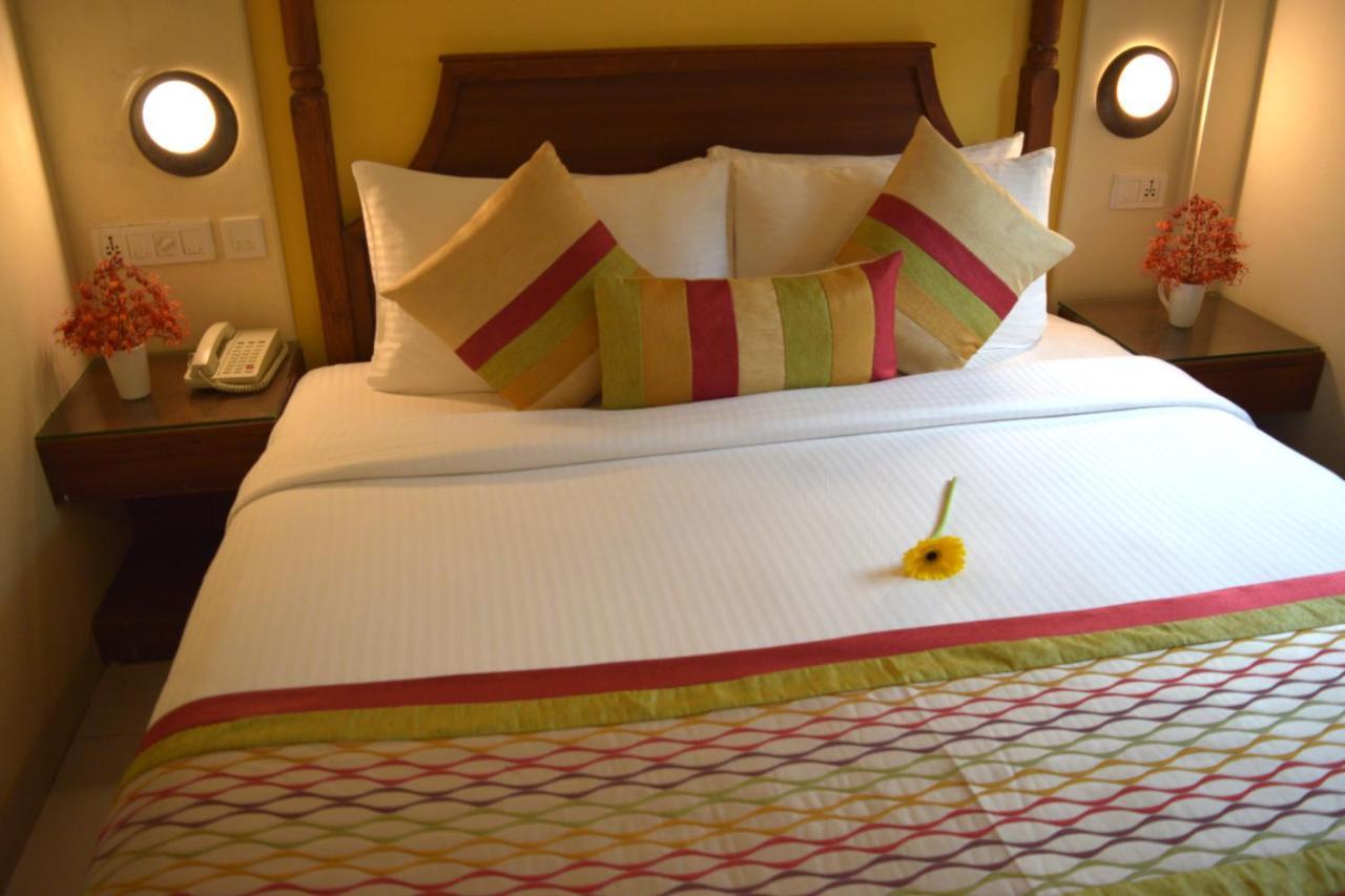 Sea Breeze Max Resort & Spa Мадгаон Екстериор снимка
