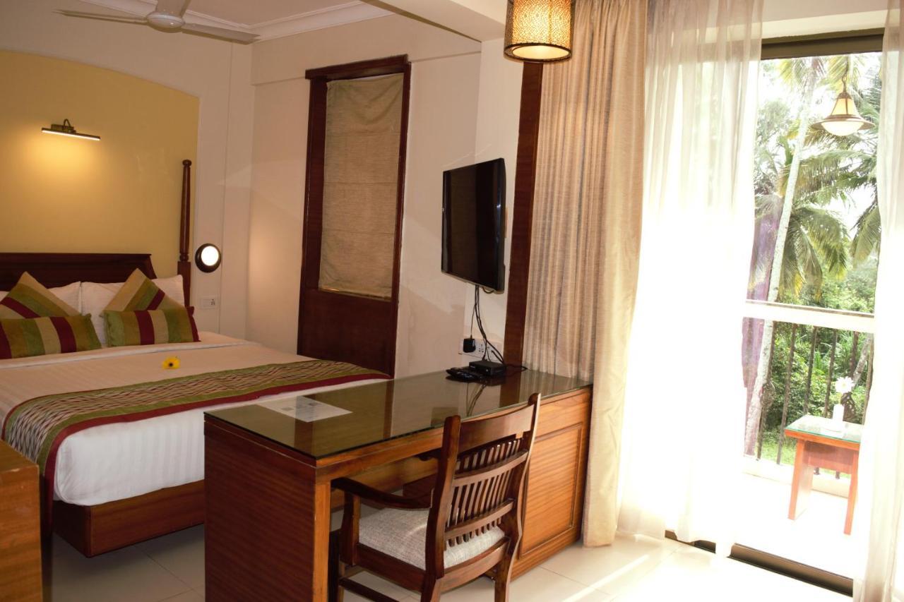 Sea Breeze Max Resort & Spa Мадгаон Екстериор снимка