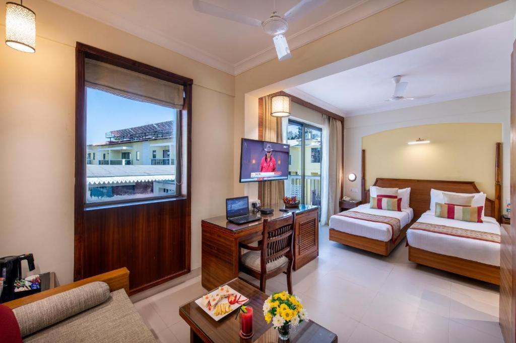 Sea Breeze Max Resort & Spa Мадгаон Екстериор снимка