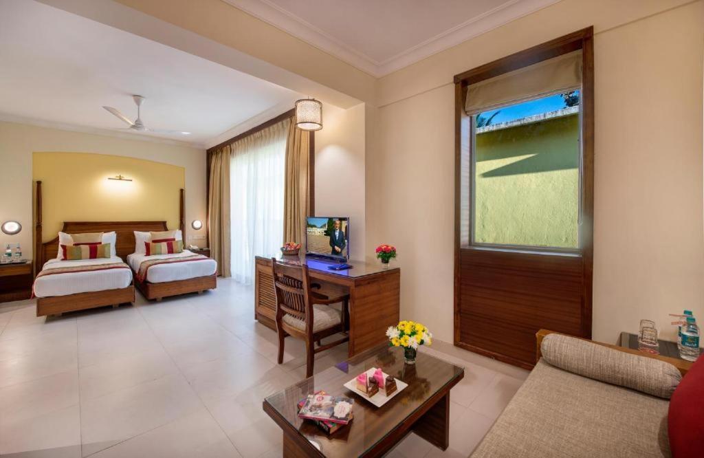 Sea Breeze Max Resort & Spa Мадгаон Екстериор снимка