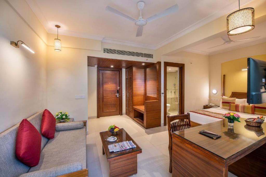 Sea Breeze Max Resort & Spa Мадгаон Екстериор снимка